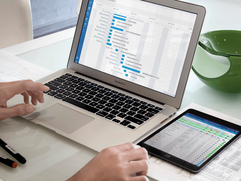 Construction scheduling interface showing dynamic project timelines, dependencies, and progress tracking
